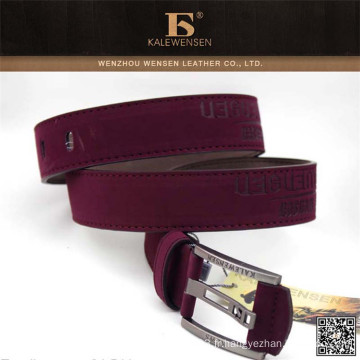 Ceinture rouge vendant des femmes